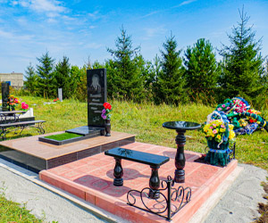 Оградки, столики и скамейки из камня и металла 